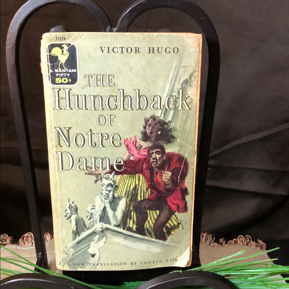 The Hunchback of Notre Dame by Victor Hugo - Vintage Paperback (Green Cover)
